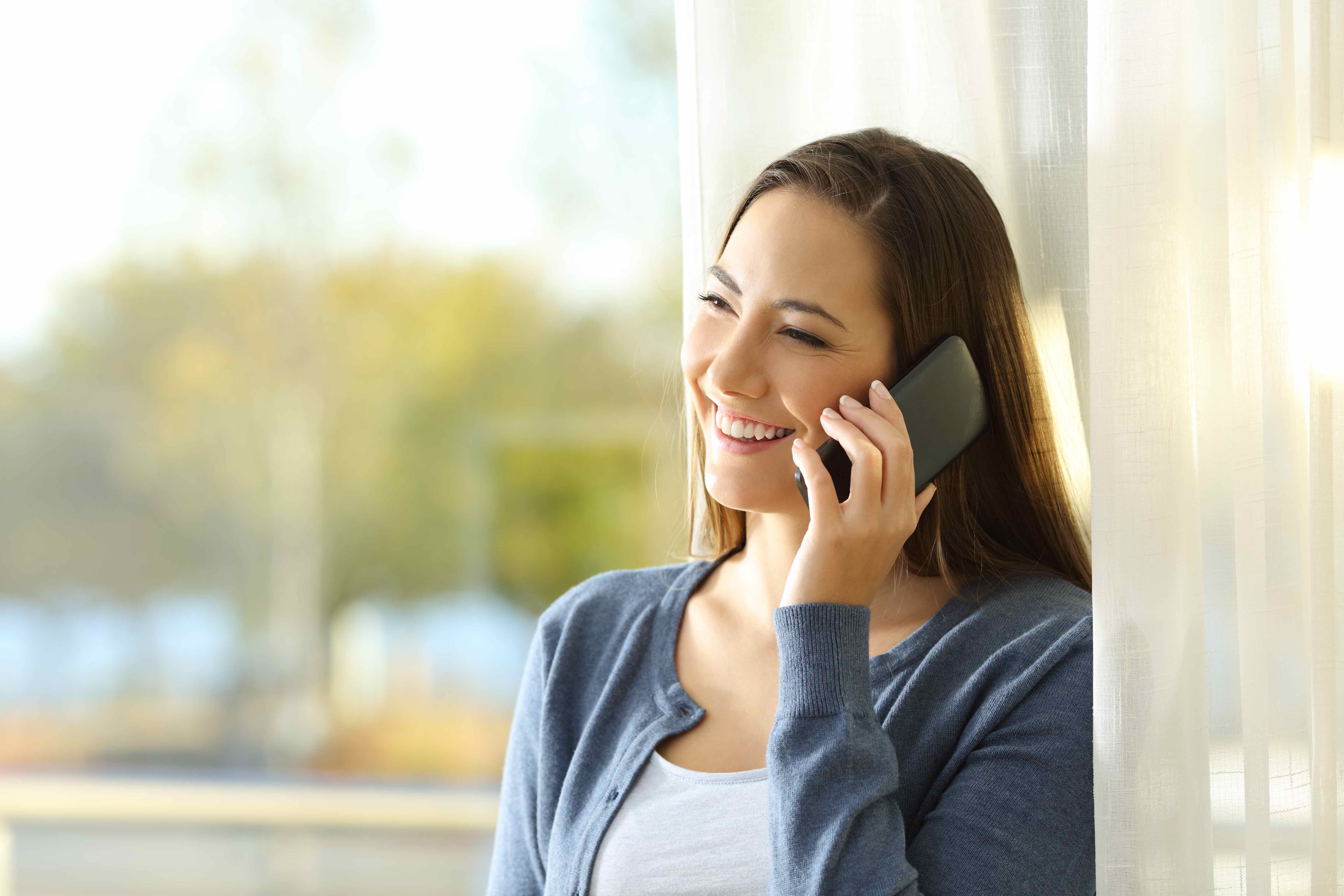 Make a quick phone call. Разговор по телефону стоя. Человек разговаривает по телефону крупный план. Разговор по телефону стоя дома. По телефону говорим ходим фото.
